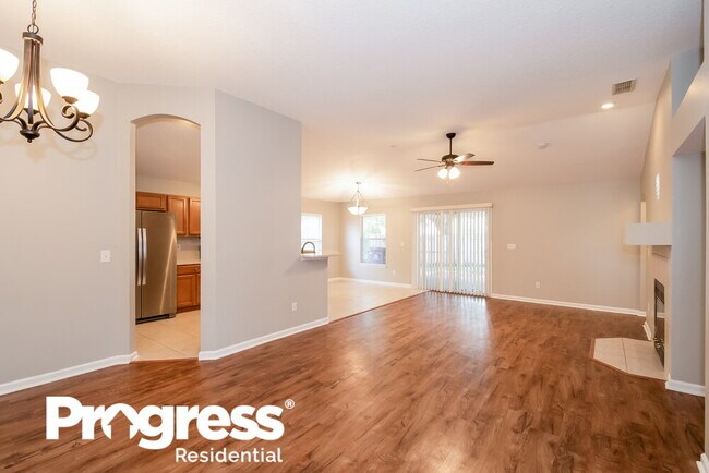 Foto del edificio - 240 Hawthorn Hedge Ln