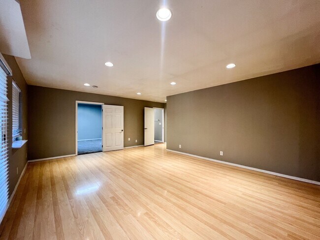 Building Photo - 1341 Mitchell Dr