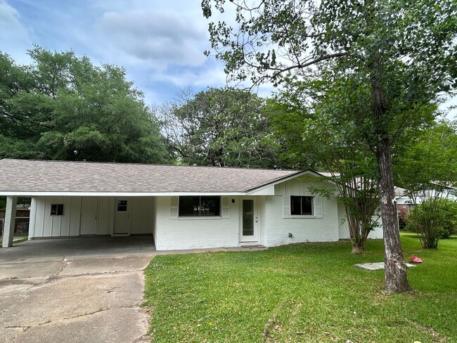 Building Photo - 810 Louis Wilson Dr