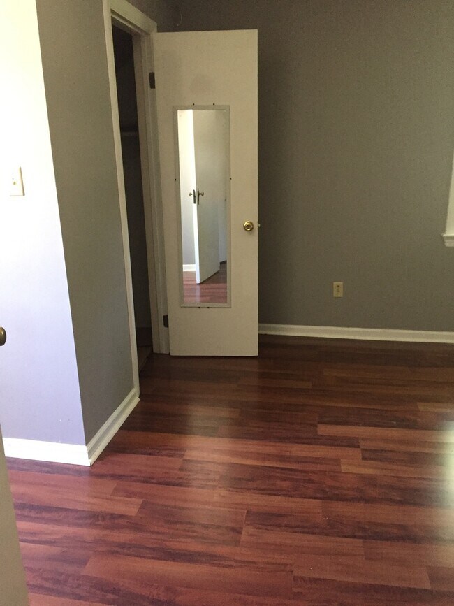 Foto del edificio - 1 BED / 1 BATH DUPLEX