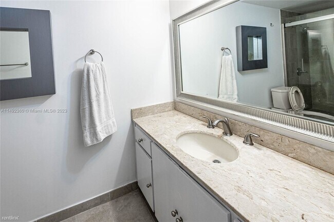 Building Photo - 2 br, 3 bath Condo - 1800 NE 114th St