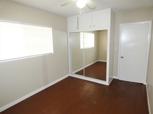 Building Photo - 1432 Plaza del Amo