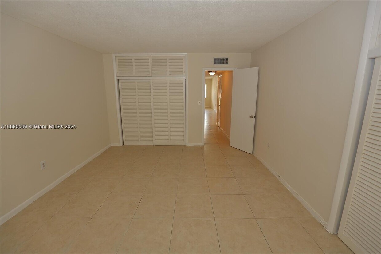 Foto principal - 1120 102nd St