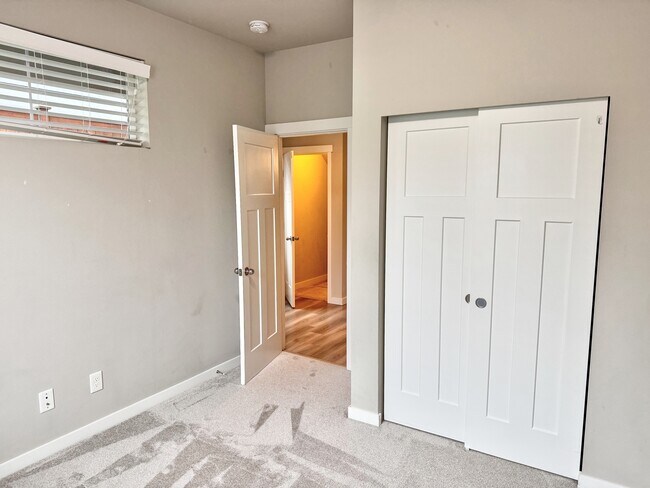 Building Photo - Seven Seven Oaks St SE