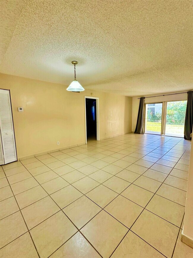 Foto del edificio - 12165 Royal Palm Blvd