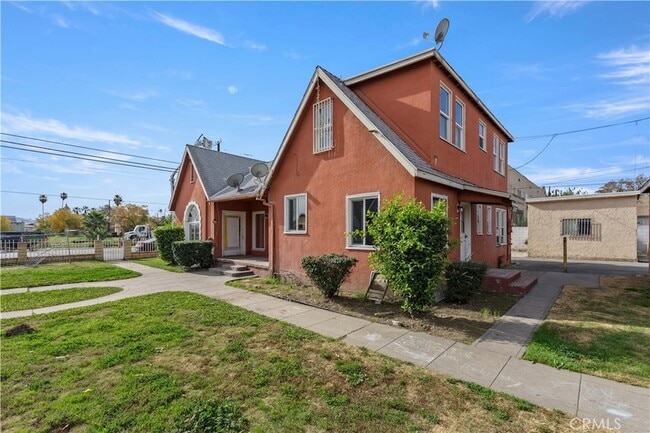 Photo - 272 W 9th St Townhome