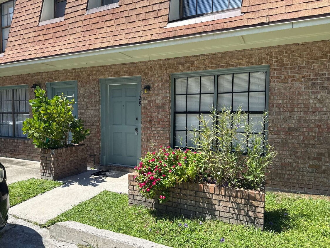 Primary Photo - Newly Renovated 2 bedroom Townhouse