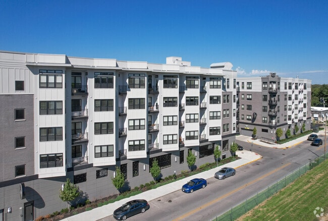 Building Photo - The Line