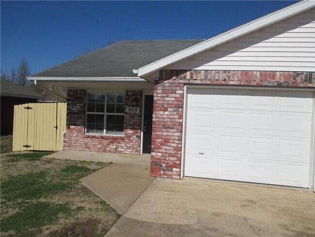 Building Photo - 809 E Glendale Ln