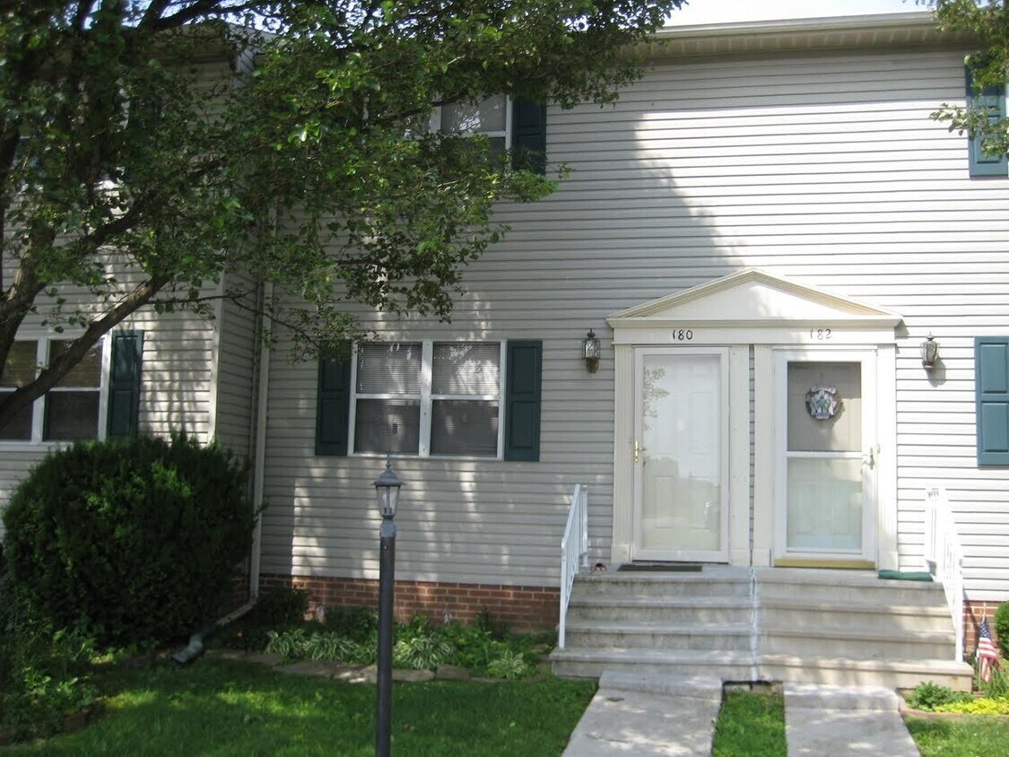 Primary Photo - Cute Townhouse