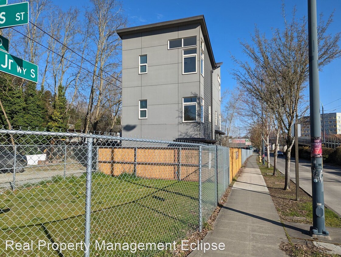 2 br, 2 bath House 3323 Martin Luther Ki... House Rental in Seattle
