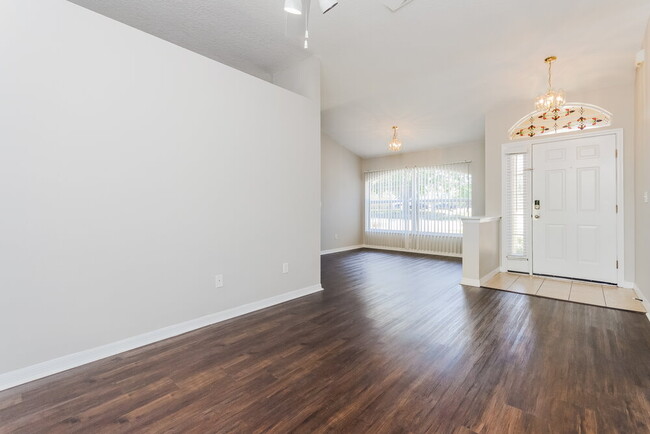 Foto del edificio - 640 Tranquility St