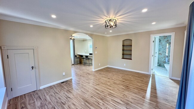 Building Photo - Fantastic and Completely Remodeled House w...