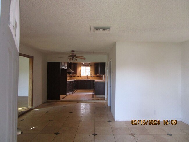Foto del edificio - East Bakersfield Ready to Move In House wi...