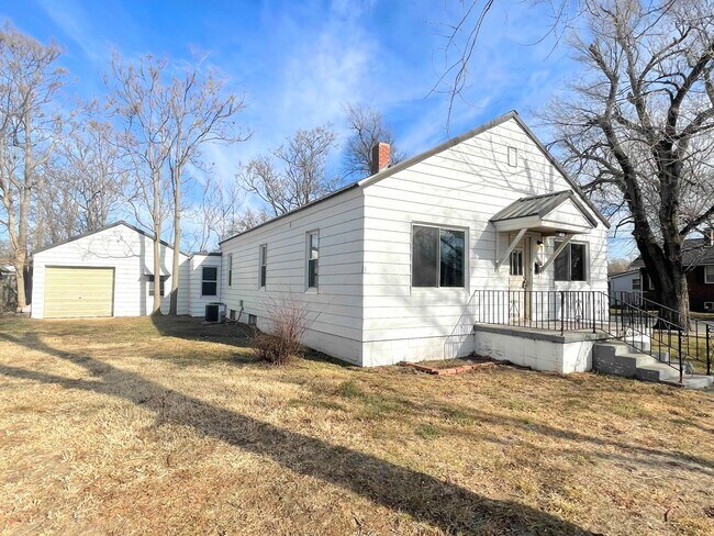 Foto del edificio - 3 Bedroom Home on Corner Lot