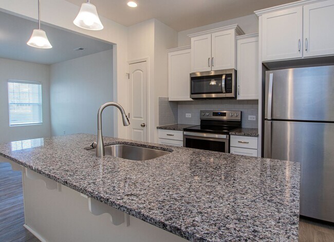Foto del edificio - BEAUTIFUL 2 Bedroom End Unit Townhome in C...