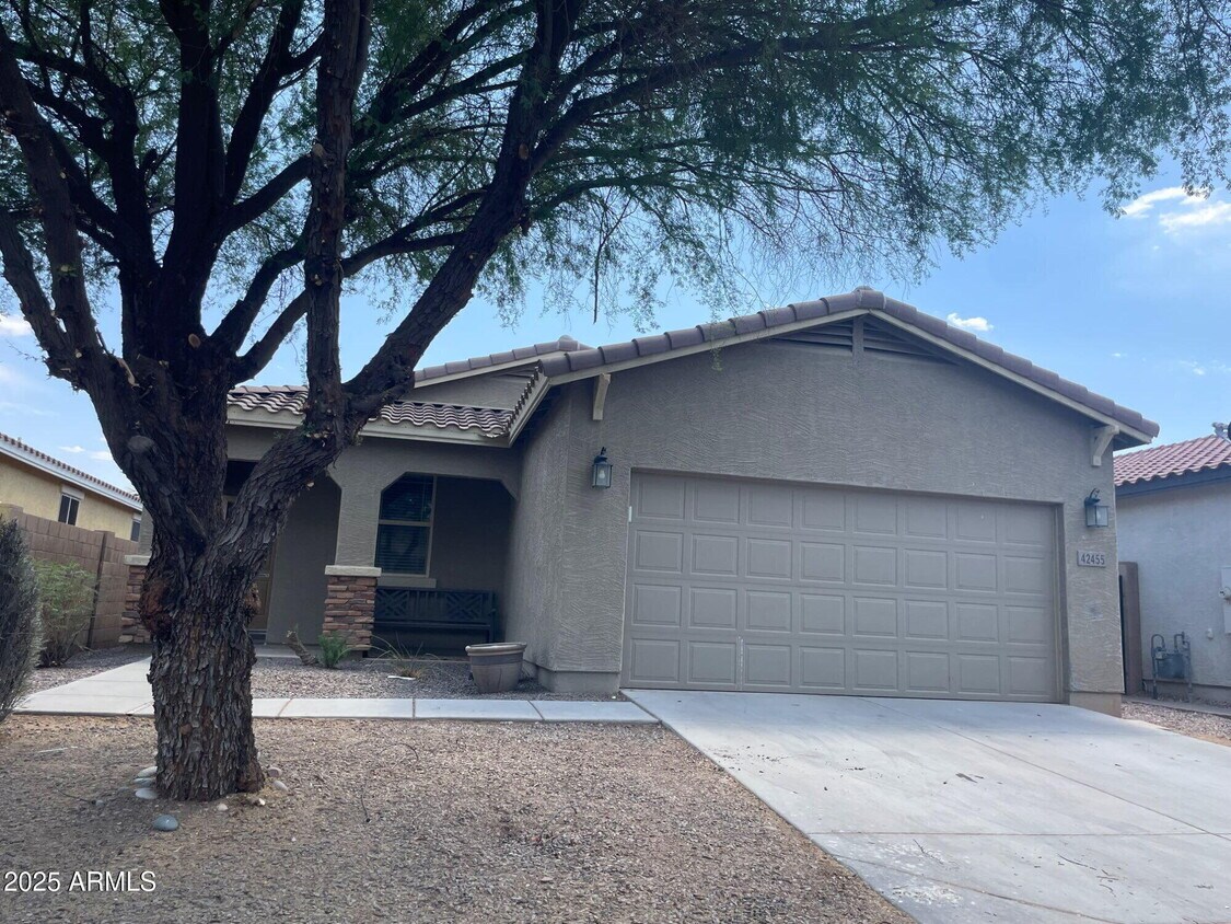 Primary Photo - 42455 W Santa Fe St