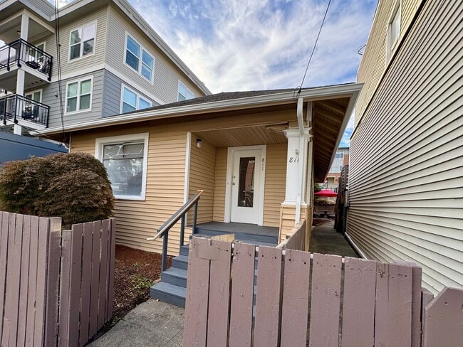 Building Photo - Queen Anne Home