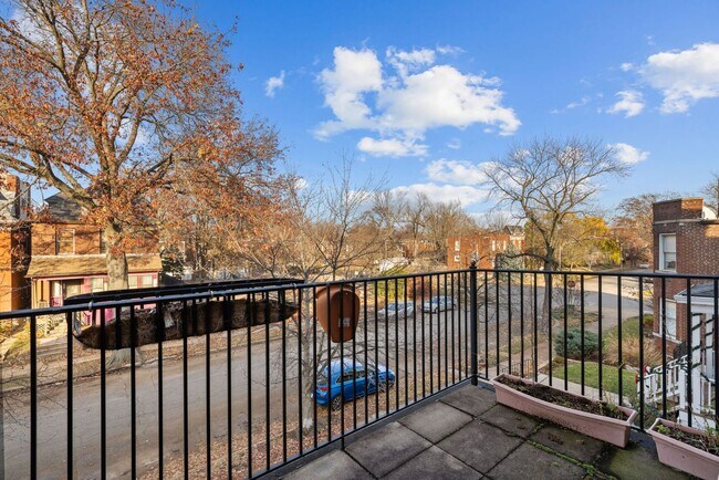 Foto del edificio - Charming 1 bedroom, second-floor in Shaw. Cats and small dogs welcome.