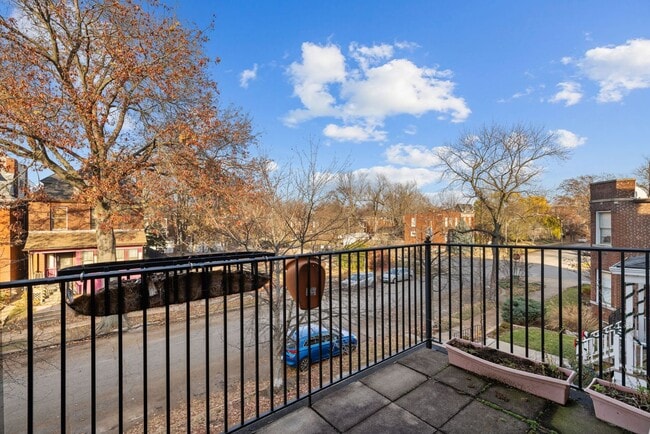 Building Photo - Charming 1 bedroom, second-floor in Shaw. Cats and small dogs welcome.