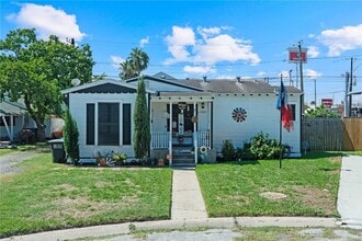 Building Photo - 4047 W Vanderbilt Dr