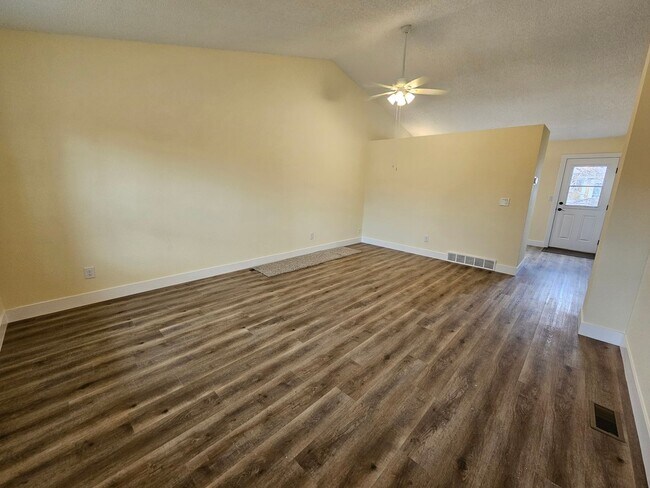 Foto del edificio - Beautifully Remodeled 3 Bed, 2 Bath Home with Modern Upgrades & Spacious Backyard