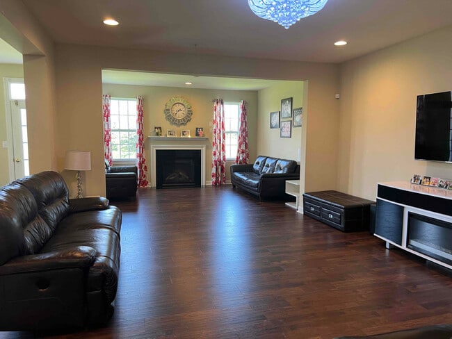 Building Photo - 3043 Bainbridge Dr