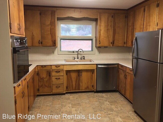 Building Photo - 3 br, 3 bath House - 156 Rolling Green