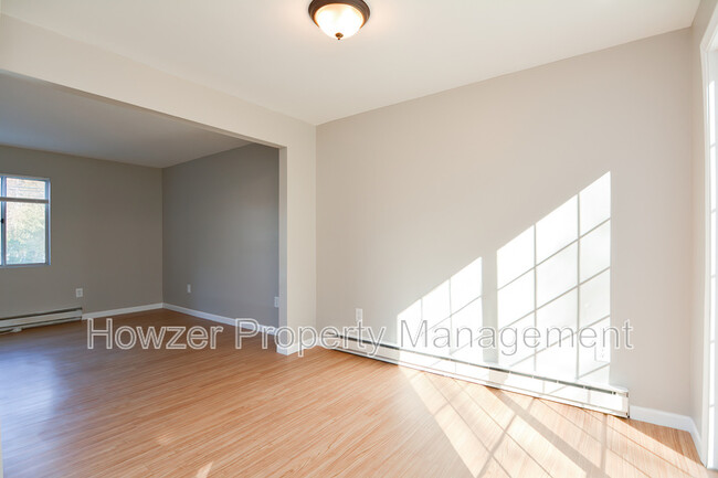 Building Photo - 76 Maple St