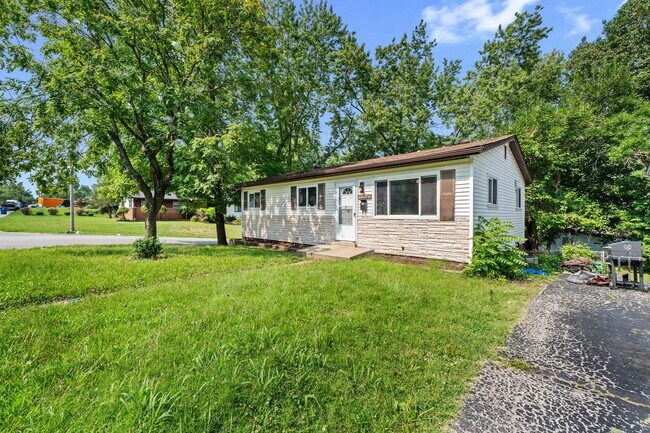 Building Photo - Move-in ready Single-Family Home for Secti...