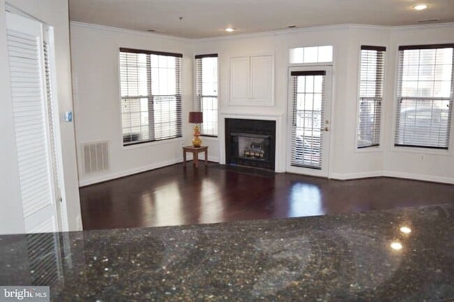 Building Photo - When luxury living, convenience and affordability converge the result is magical! Amazing location!