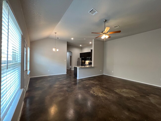 Building Photo - Luxury 3/2 Duplex in Seguin, Texas