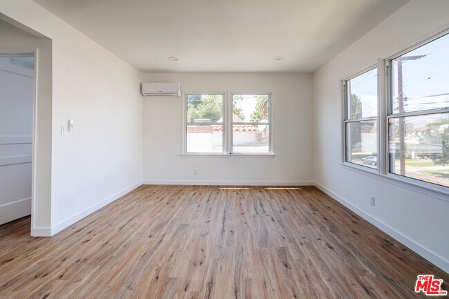 Building Photo - 930 E Lexington Dr
