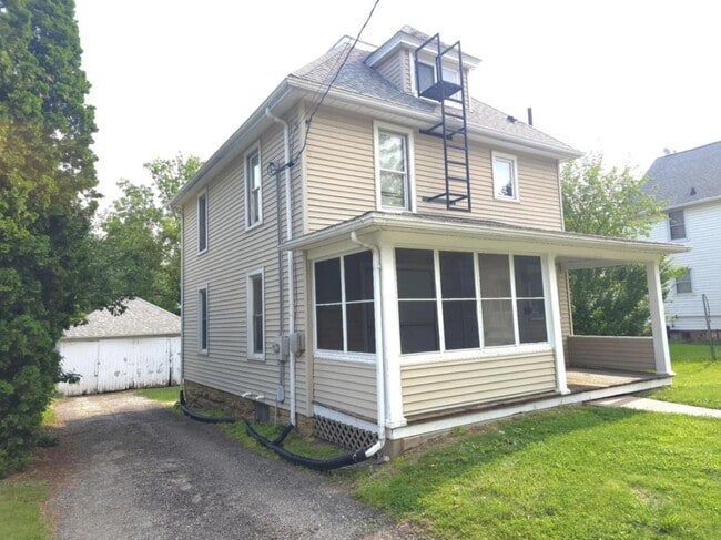 Building Photo - 320 W Cedar St