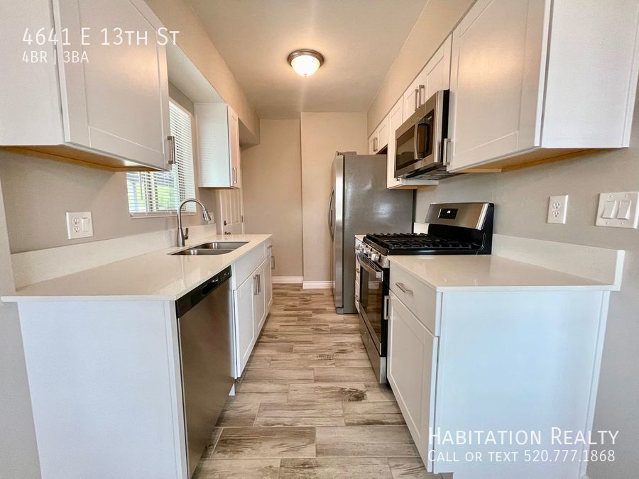 Foto principal - Beautifully Renovated 3/2 Home with 1/1 Gu...