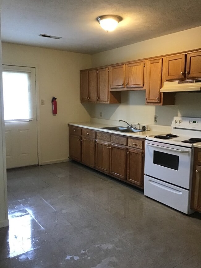 Building Photo - 806 N McLemore Ave