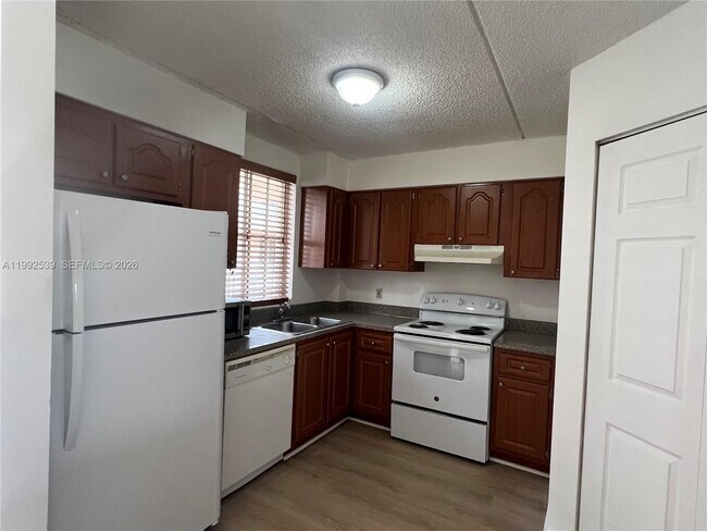 Foto del edificio - 6155 NW 186th St