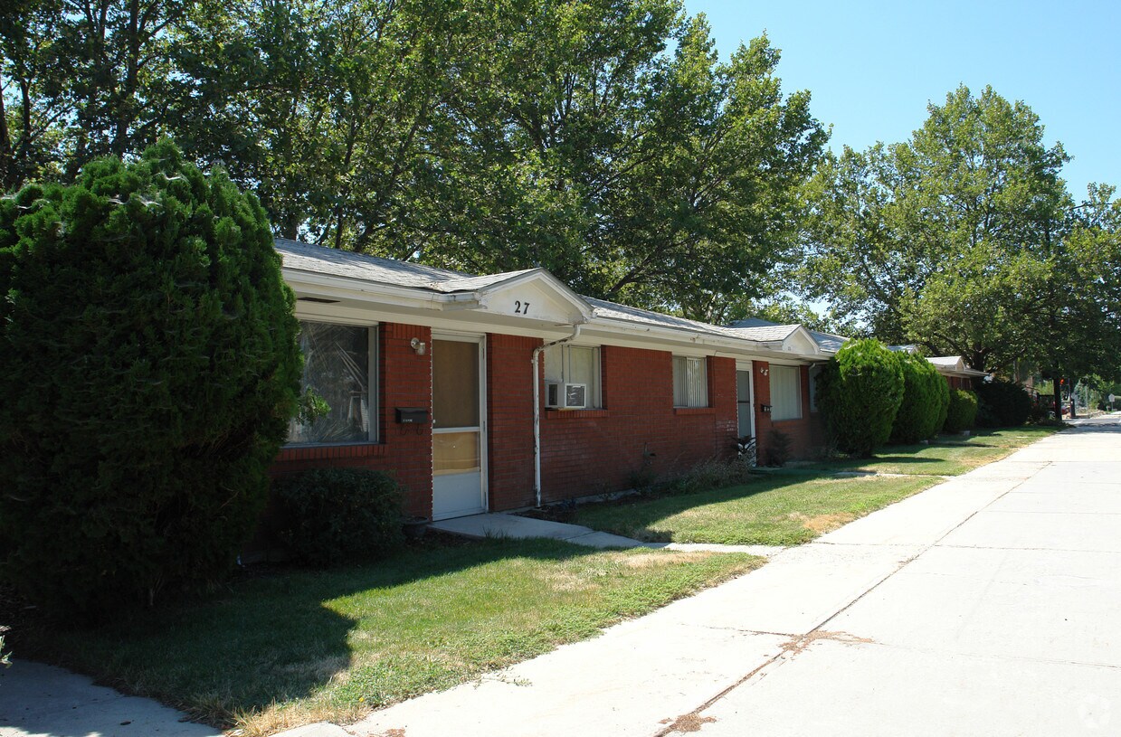 Primary Photo - 17-27 E Pine Ave