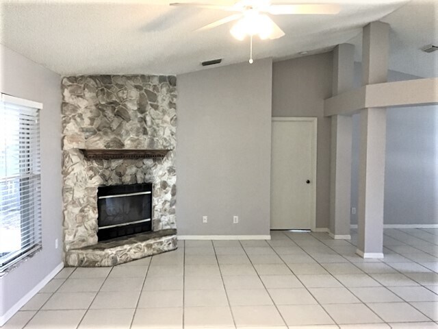 Building Photo - 805 Topaz Dr