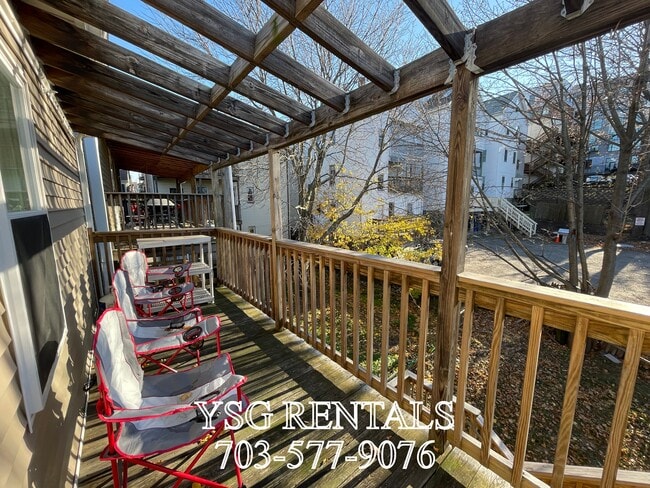 Building Photo - 194 Hillside St