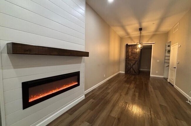 Foto del edificio - 17168 Newhope St