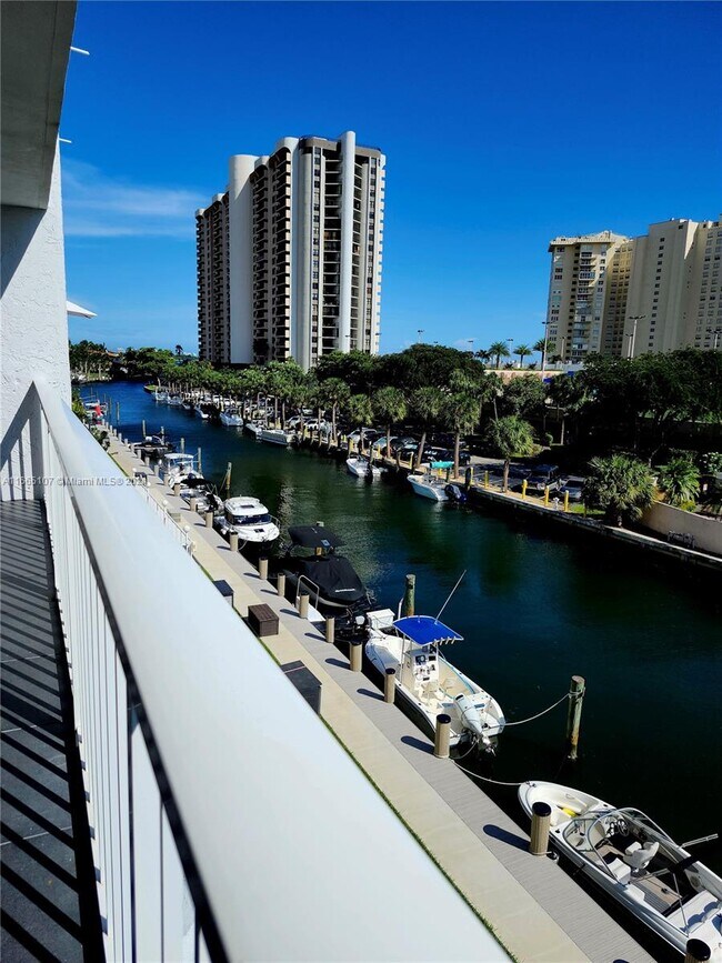 Foto del edificio - 1650 NE 115th St