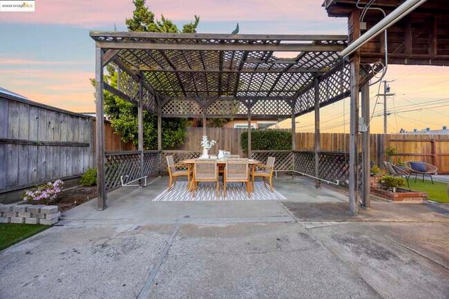 Foto del edificio - 20674 Forest Ave