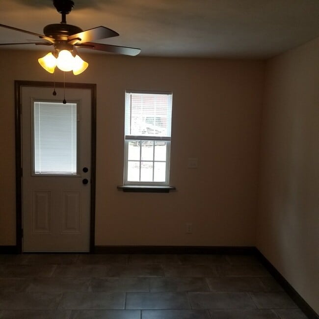 Building Photo - 415 Meadow Dr