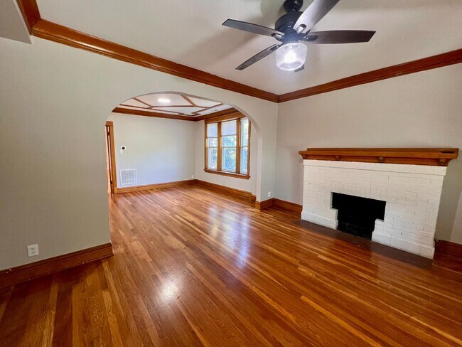Building Photo - 3859 W Wrightwood Ave