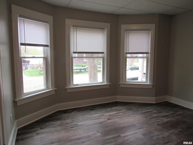 Building Photo - 900 4th Ave