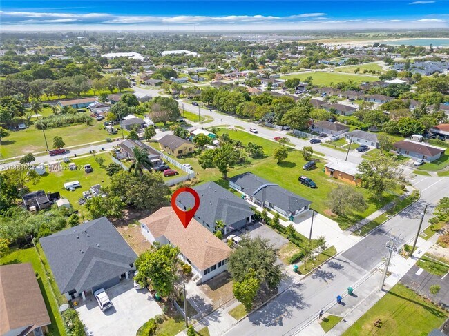 Foto del edificio - 667 NW 14th St