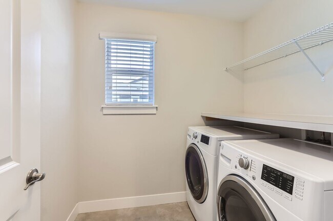Building Photo - Gorgeous West Longmont Townhome!