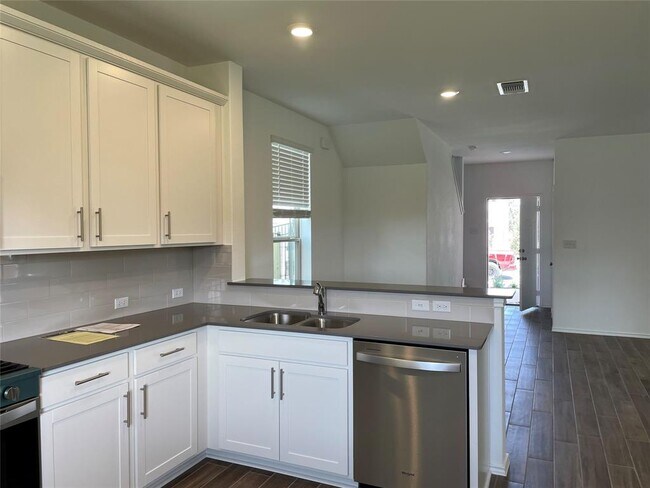 Building Photo - 252 Redonda Dr