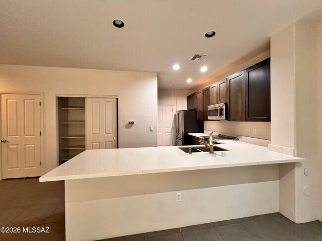 Foto del edificio - 391 E Calderwood Rd